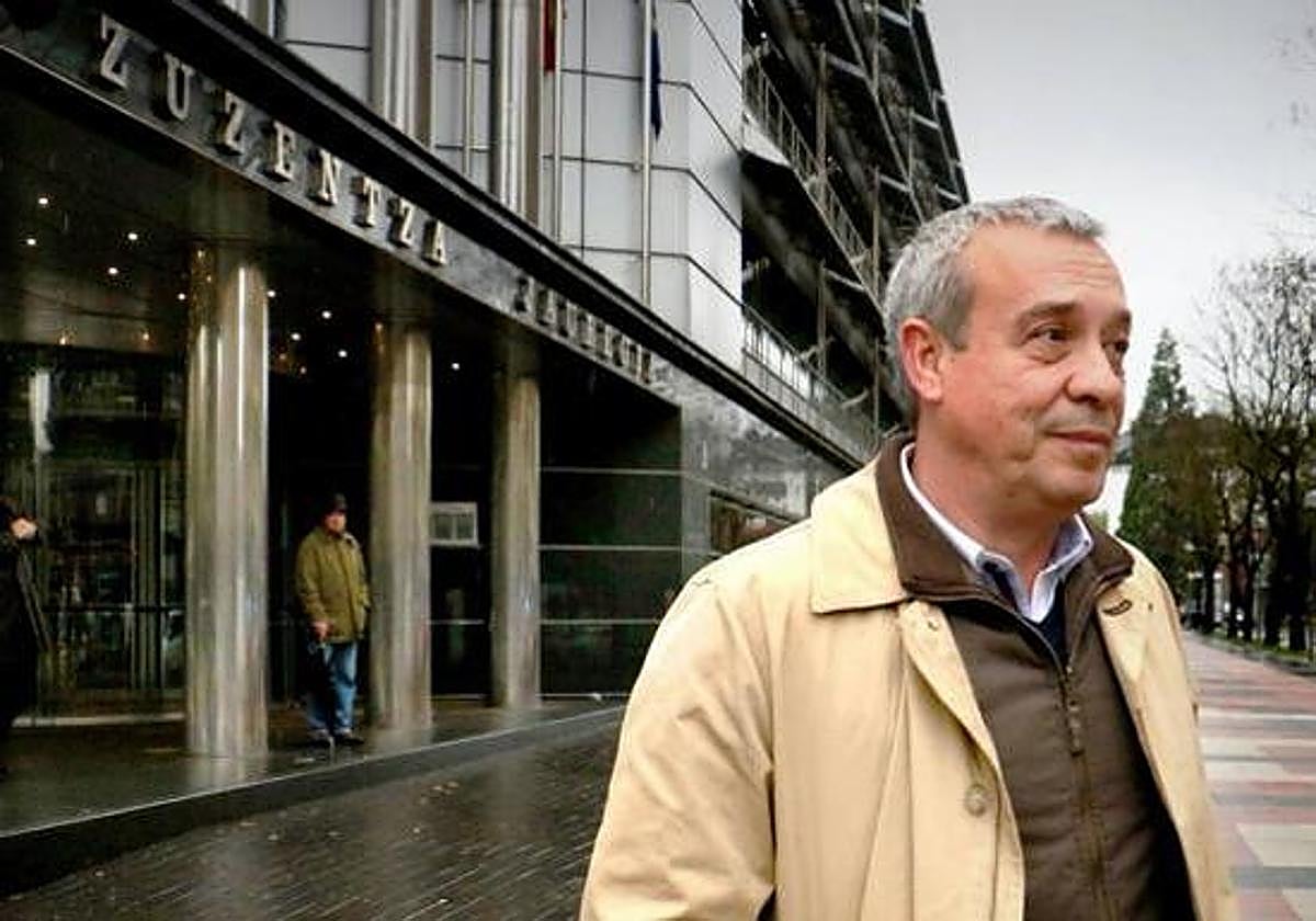 Xabier Sánchez Robles, a su salida del Palacio de Justicia de Vitoria tras una de las jornadas del juicio del 'caso De Miguel'.