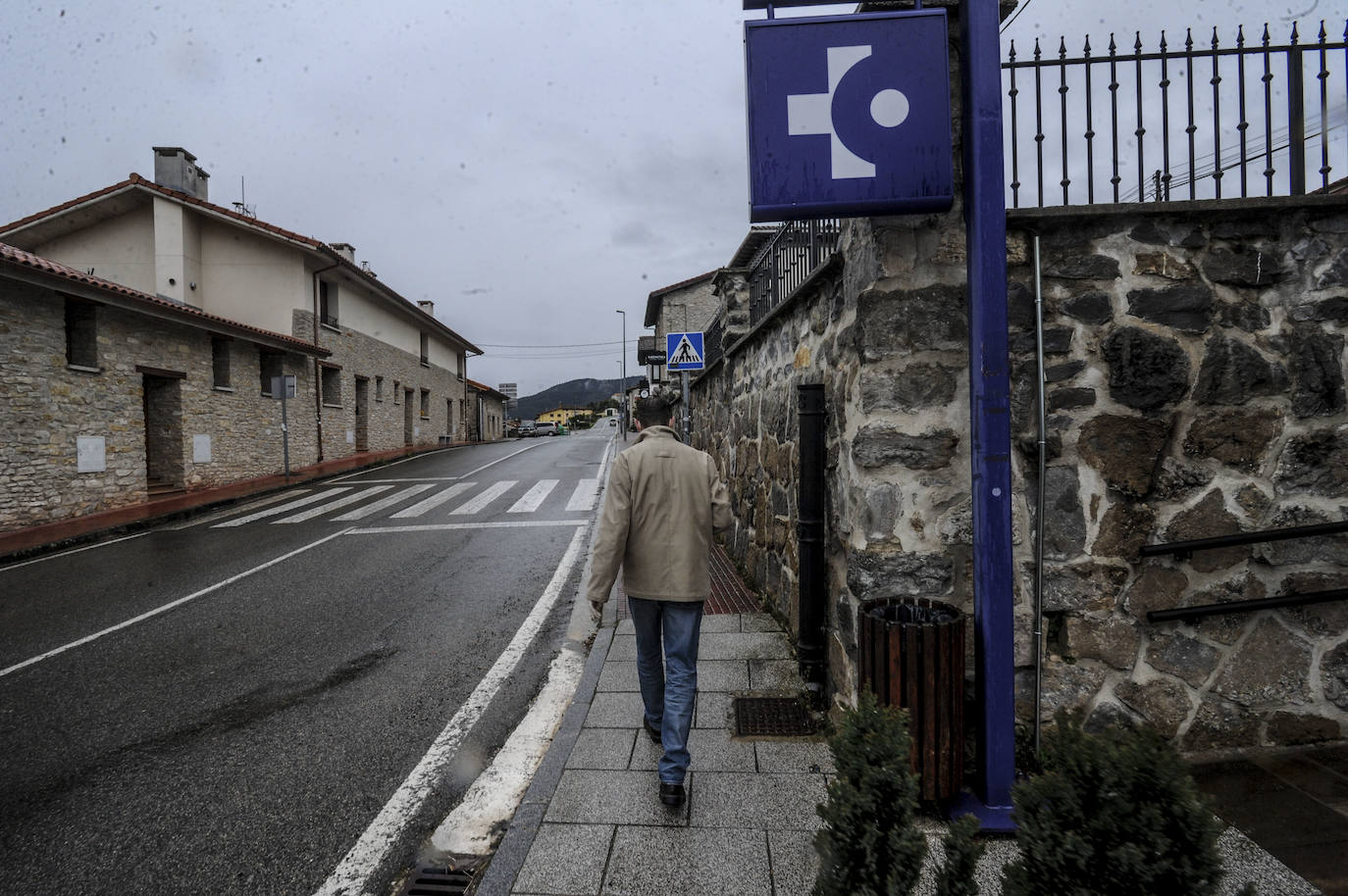 Un hombre pasea cerca del consultorio de Pobes.