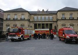 Vehículos del servicio foral de bomberos en la plaza de la Provincia.