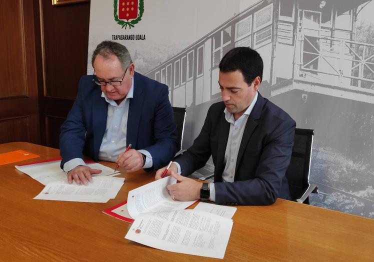 El alcalde, Xabier Cuéllar, y el diputado de Infraestructuras y Desarrollo Territorial, Imanol Pradales, firman el convenio para promover la operación urbanística.