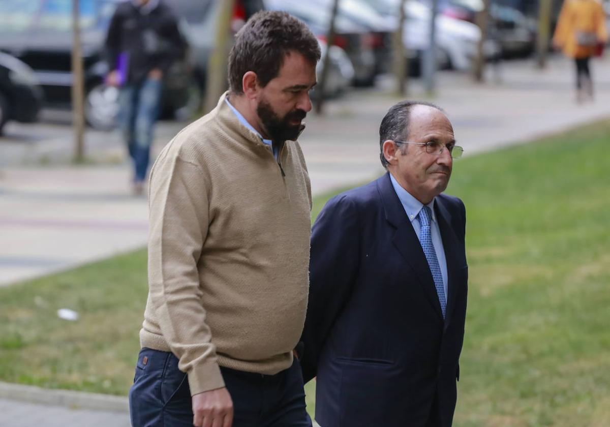 Koldo Otxandiano (izquierda) llega al Palacio de Justicia de Vitoria durante el juicio, en 2018.