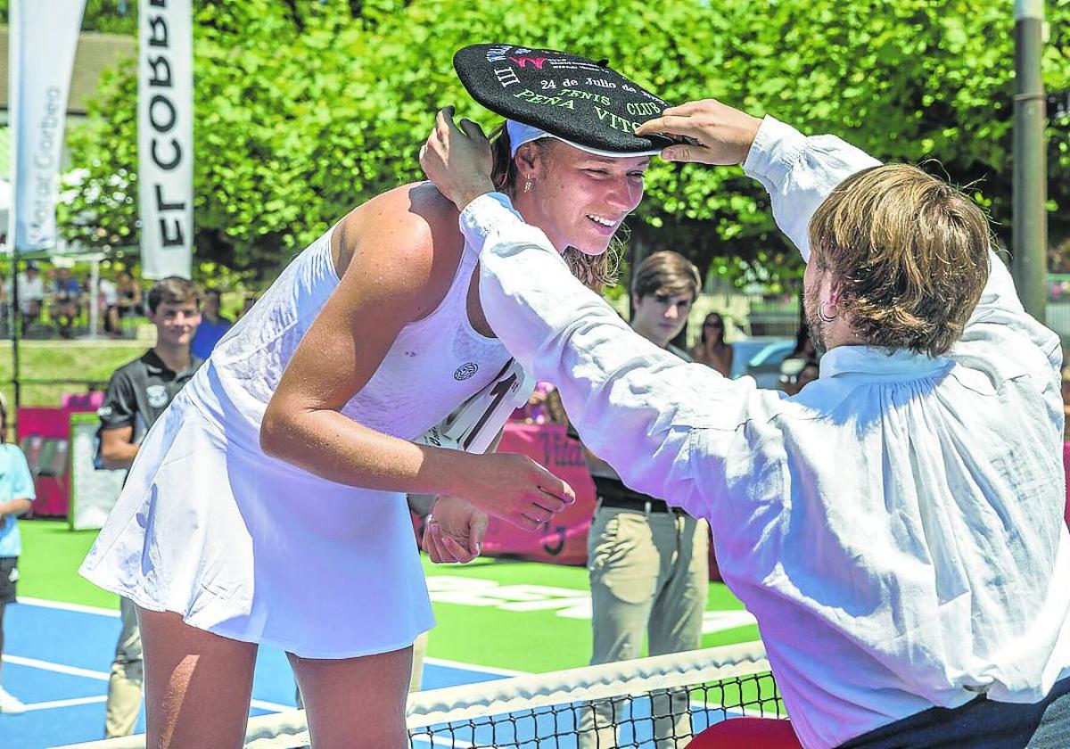 La francesa Jessika Ponchet recibe la txapela de campeona de la edición del Araba World Tennis 2022.