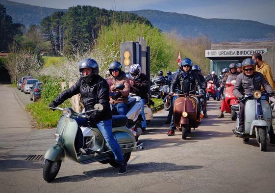 Un grupo de aficionados a las motos clasicas en una cita anterior de la Skooterada de Gernika.