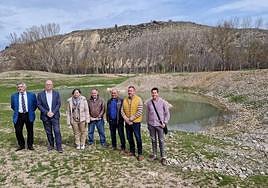 Representantes de la Confederación, de la Diputación y del Ayuntamiento de Elciego han inaugurado la balsa.