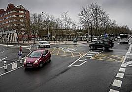 Dos vehículos que proceden de Beato Tomás de Zumárraga toman el desvío a Pedro Asúa.