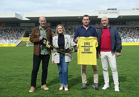 Ricardo Arana, Amaia del Campo, Joseba Núñez e íñigo Asensio en la presentación de los actos del ascenso.