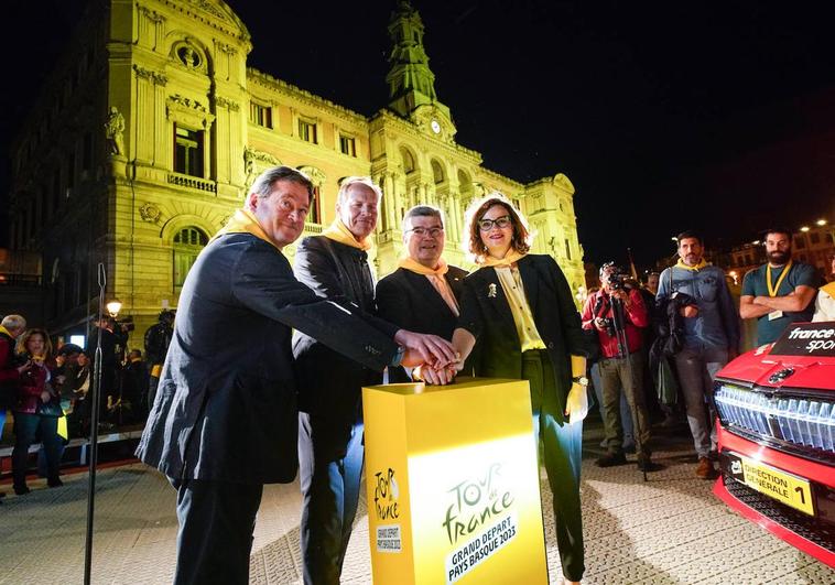 El reloj ya ha iniciado la cuenta atrás. Junto a él, el alcalde de Bilbao, el director del Tour, el consejero de Cultura y la diputada foral de Administración Pública.