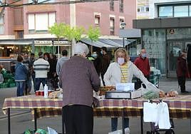 Los baserritarras de Llodio critican la desaparición del matadero y las condiciones de venta.