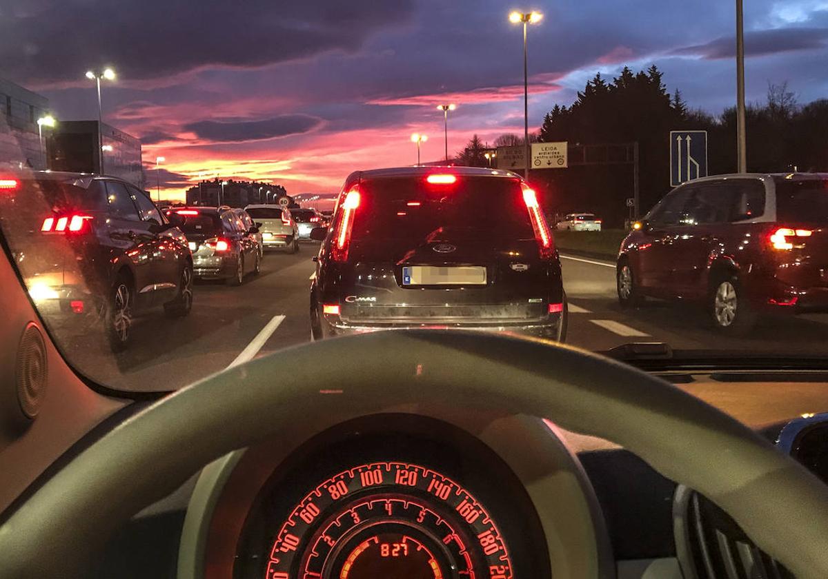 Coches en un atasco en Leioa (Bizkaia)