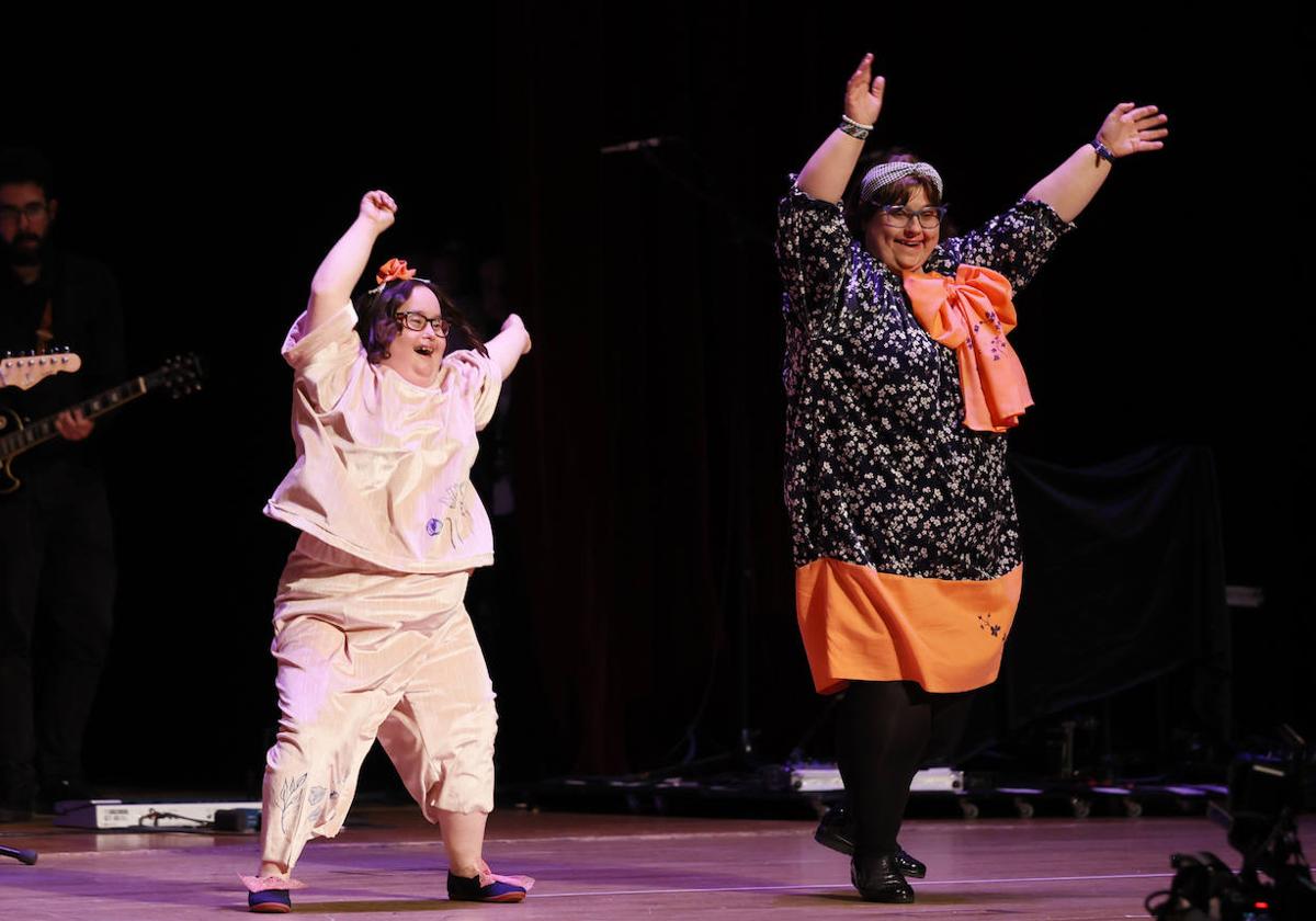 Dos modelos con síndrome de Down bailan en el escenario del Palacio Euskalduna con propuestas de la tienda Galería 8360.