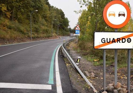 ¿Qué significan las líneas verdes y azules que están pintadas en las carreteras?