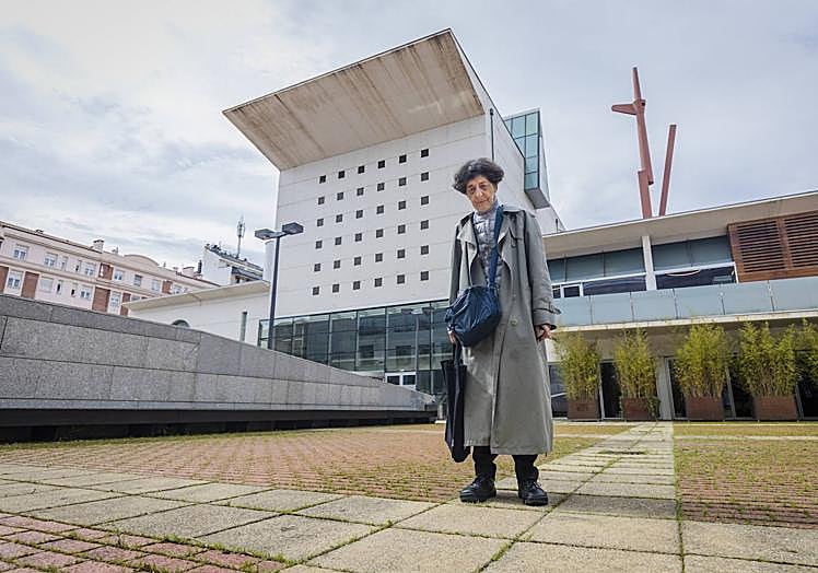 La artista guipuzcoana afincada en París Esther Ferrer, ayer en la futura ubicación de su obra en el museo Artium