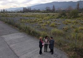 Arantxa Tapia, Aintzane Urkijo y Txaber Ouro visitan los terrenos de Etxe-Uli.