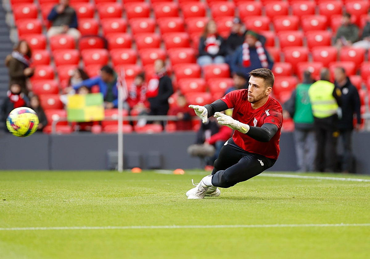 Simón calienta antes del Athletic-Girona en el que se lesionó.