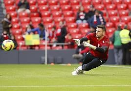 Simón calienta antes del Athletic-Girona en el que se lesionó.