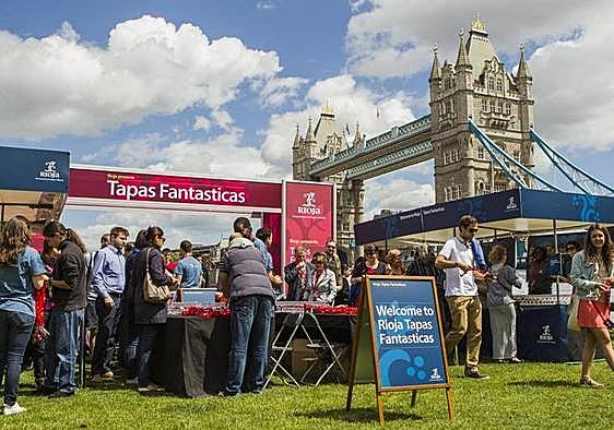 Acción promocional de Rioja, en una imagen de archivo, junto al puente de Londres.