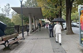 Vecinos transitan por una de las calles más céntricas de Basauri.