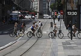 Ciclistas en Bilbao.