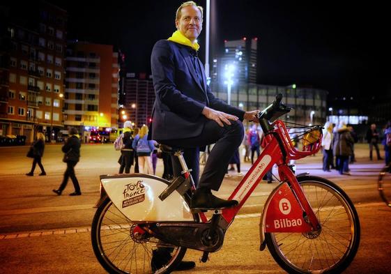 El director del Tour de Francia posa para EL CORREO el pasado miércoles en la explanada de San Mamés.