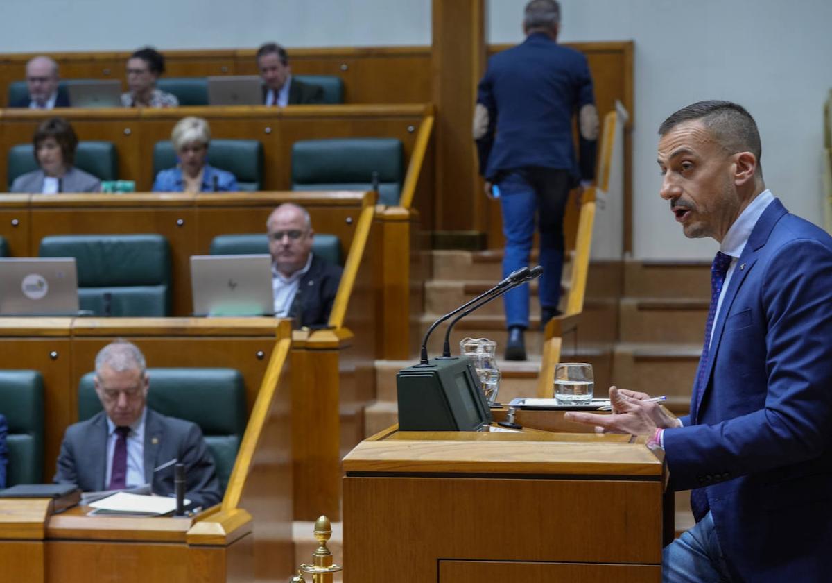 El parlamentario del PSE Ekain Rico, durante el pleno de este jueves en el Parlamento vasco.