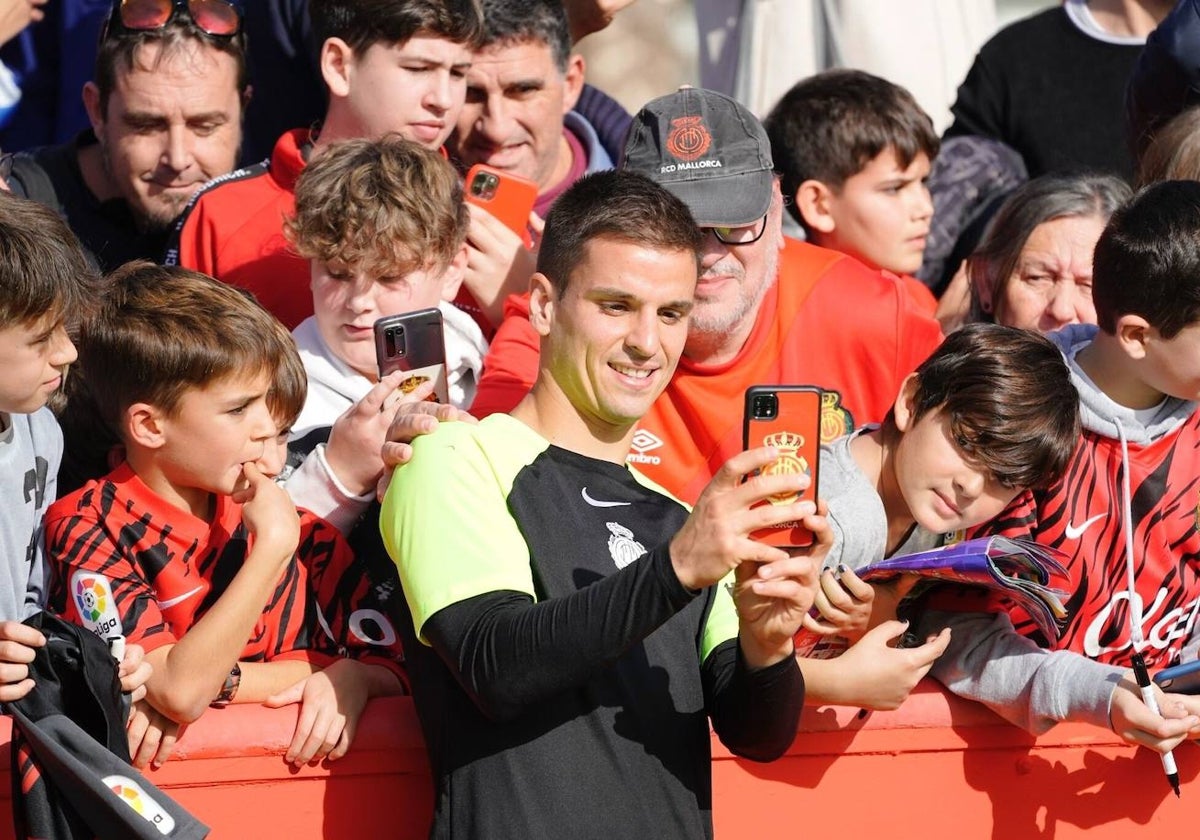 Ruiz de Galarreta se hace fotos en Mallorca con los aficionados.