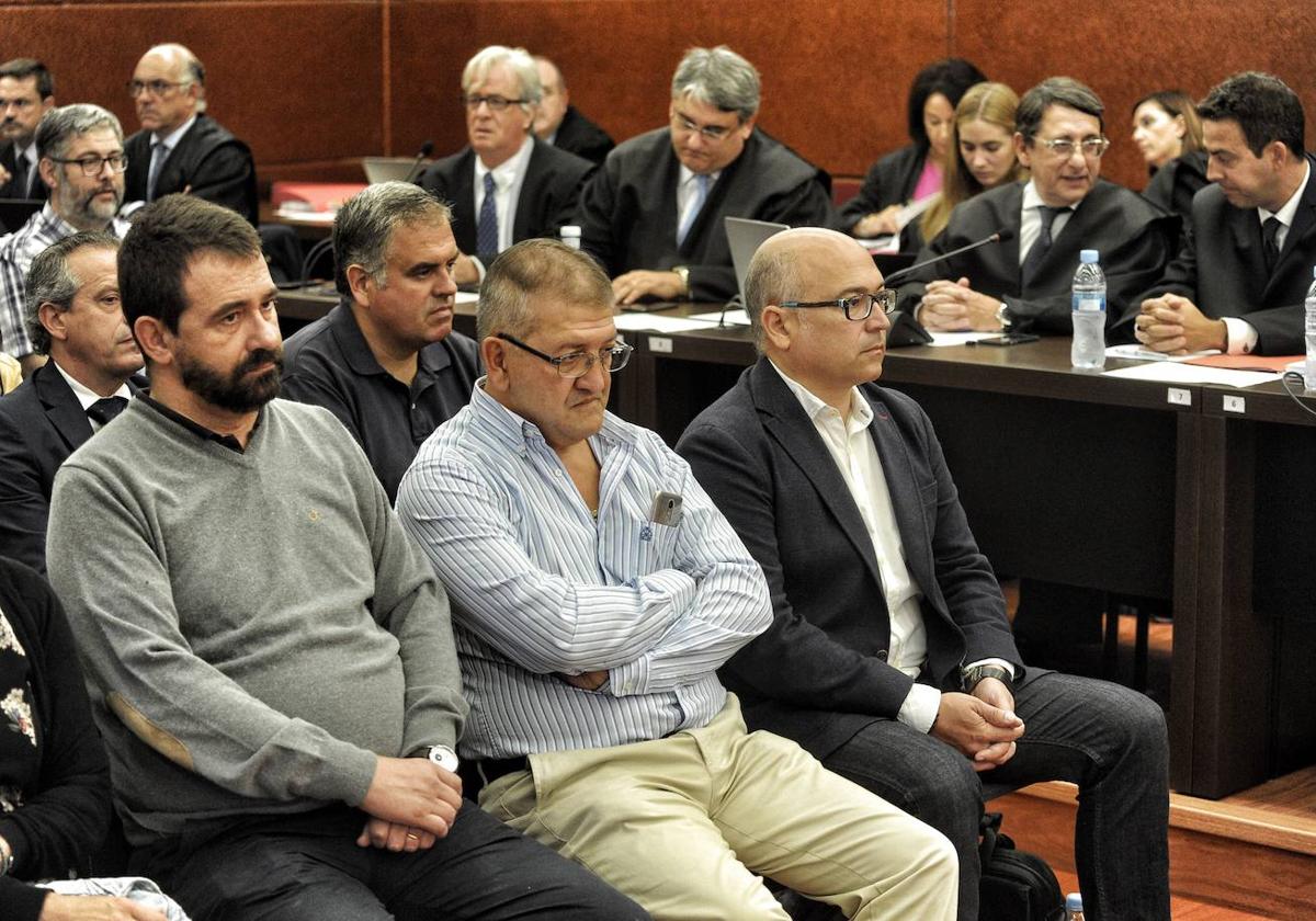 Koldo Otxandiano, Aitor Tellería y Alfredo de Miguel, durante el juicio del 'caso De Miguel' en la Audiencia de Álava.