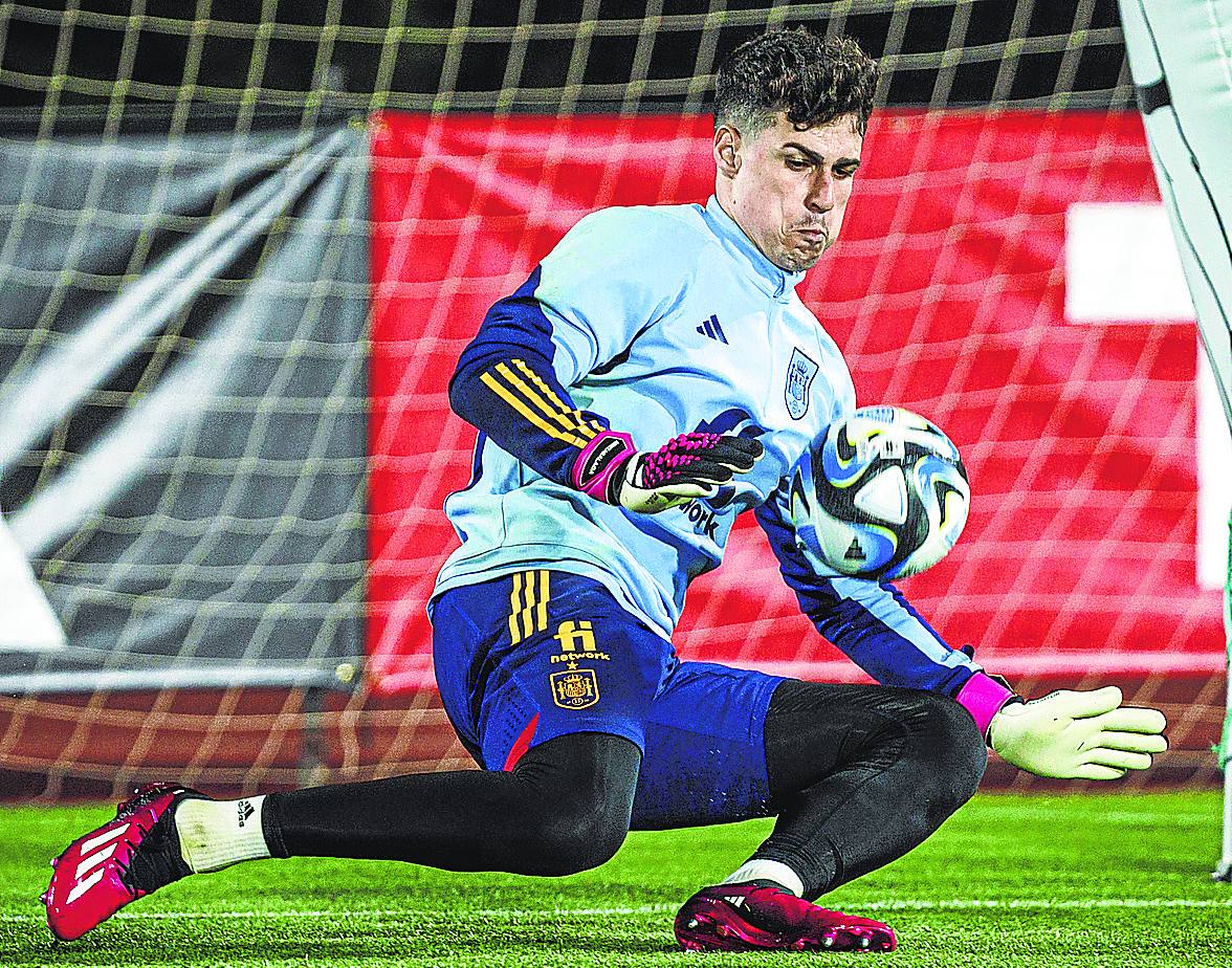 Kepa ataja un balón en un entrenamiento de esta semana.