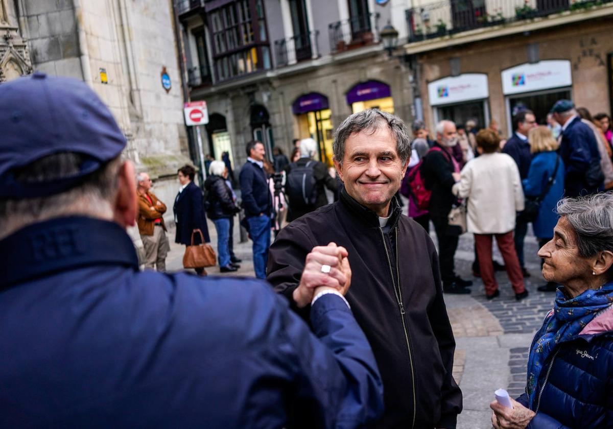 El obispo saluda a un feligrés a la salida del acto de oración.