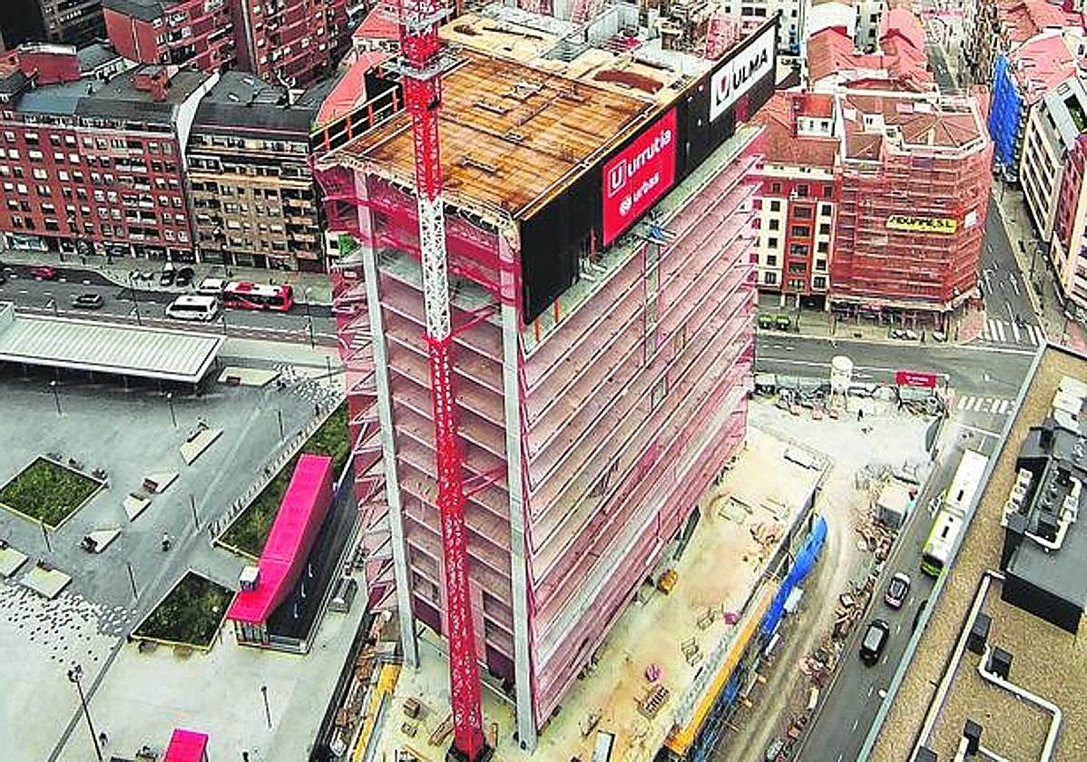 Los operarios de la torre llevan días procediendo a la retirada de andamios.