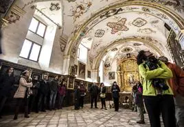 Turistas admiran el monasterio de Yuso en San Millán de la Cogolla.