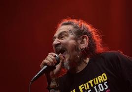 El cantante de La Polla Records, Evaristo Páramos, durante su concierto en el Buesa Arena.