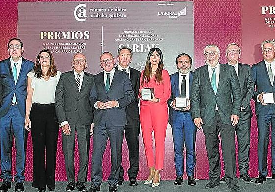 Galardonados y autoridades en la gala de los Premios a la Internacionalización de la Cámara de Comercio de Álava.