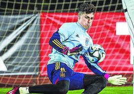 Kepa ataja un balón en un entrenamiento de esta semana.