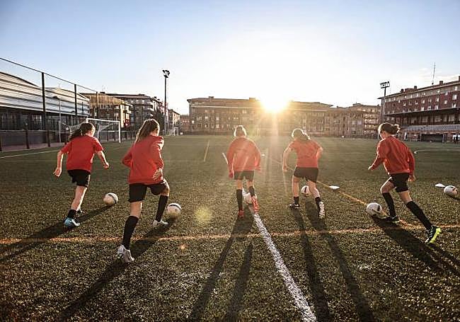 Niñas del Bilbao Artizarrak entrenan en San Ignacio.