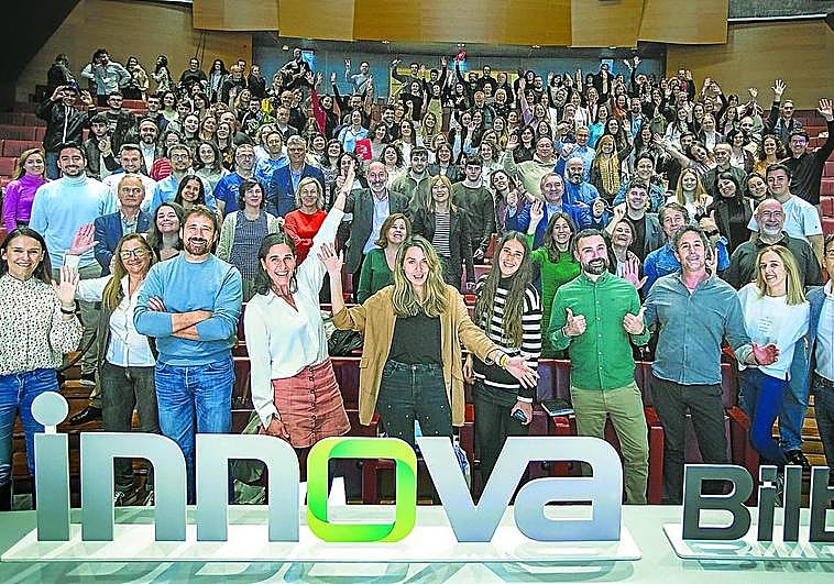 El presentador, Xosé Castro, posa ayer junto a ponentes durante la jornada de apertura del congreso en el escenario del auditorio del Museo Guggenheim.