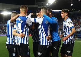 Los jugadores del Alavés celebran el gol ante el Tenerife.