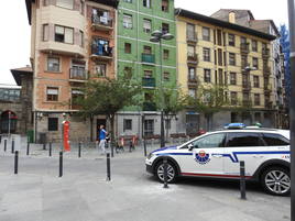 Una patrulla de la Ertzaintza en una actuación en Bilbao, en una foto de archivo.