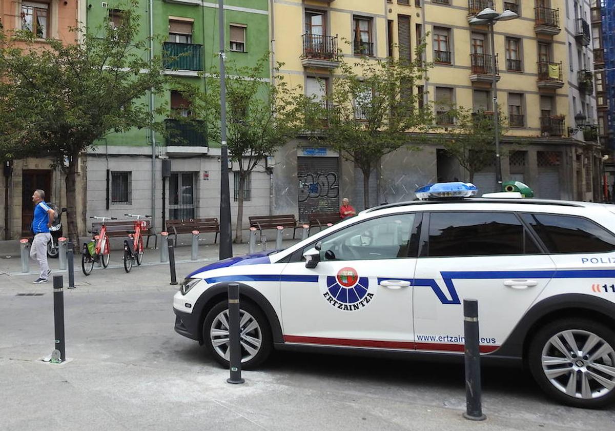 Una patrulla de la Ertzaintza en una actuación en Bilbao, en una foto de archivo.