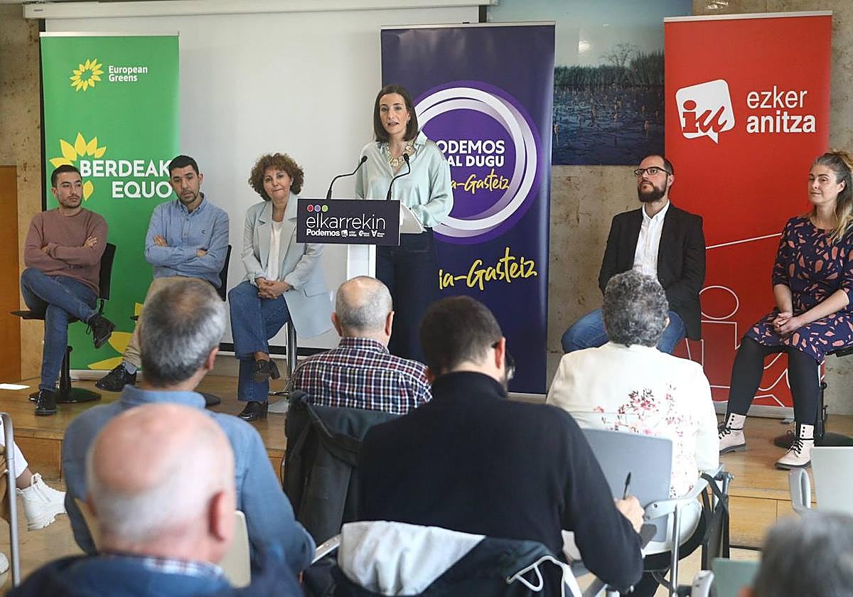 Garbiñe Ruiz junto a Pilar Garrido y el resto de la lista al Ayuntamiento de Vitoria.