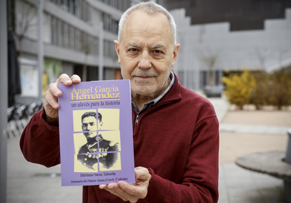 Josemari del Palacio sostiene su nuevo libro sobre la vida de Ángel García Hernández