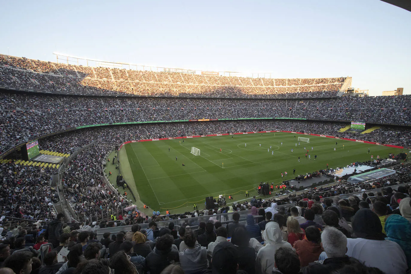 La Kings League balaie le Camp Nou : 92 522 personnes, arrivée en hélicoptère et record du monde