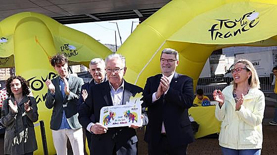 «La Fundación Euskadi abrió esta puerta del Tour», dice Madariaga en su homenaje