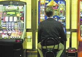 Un cliente realiza una apuesta en un salón de juegos. El Gobierno vasco quiere poner ahora límites más duros al sector.