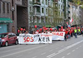 La manifestación en favor del aula de dos años recorrió la distancia entre Areta y Llodio.