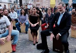 Felipe VI mantuvo durante un tiempo el ritmo de los participantes al cante de la rumba 'Ali oh'.