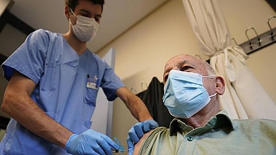 Osakidetza llama a 30.000 vascos de 65 años a vacunarse contra el herpes zóster
