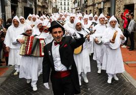 Los atorras de Mundaka en su alegre pasacalles del Carnaval de este año.