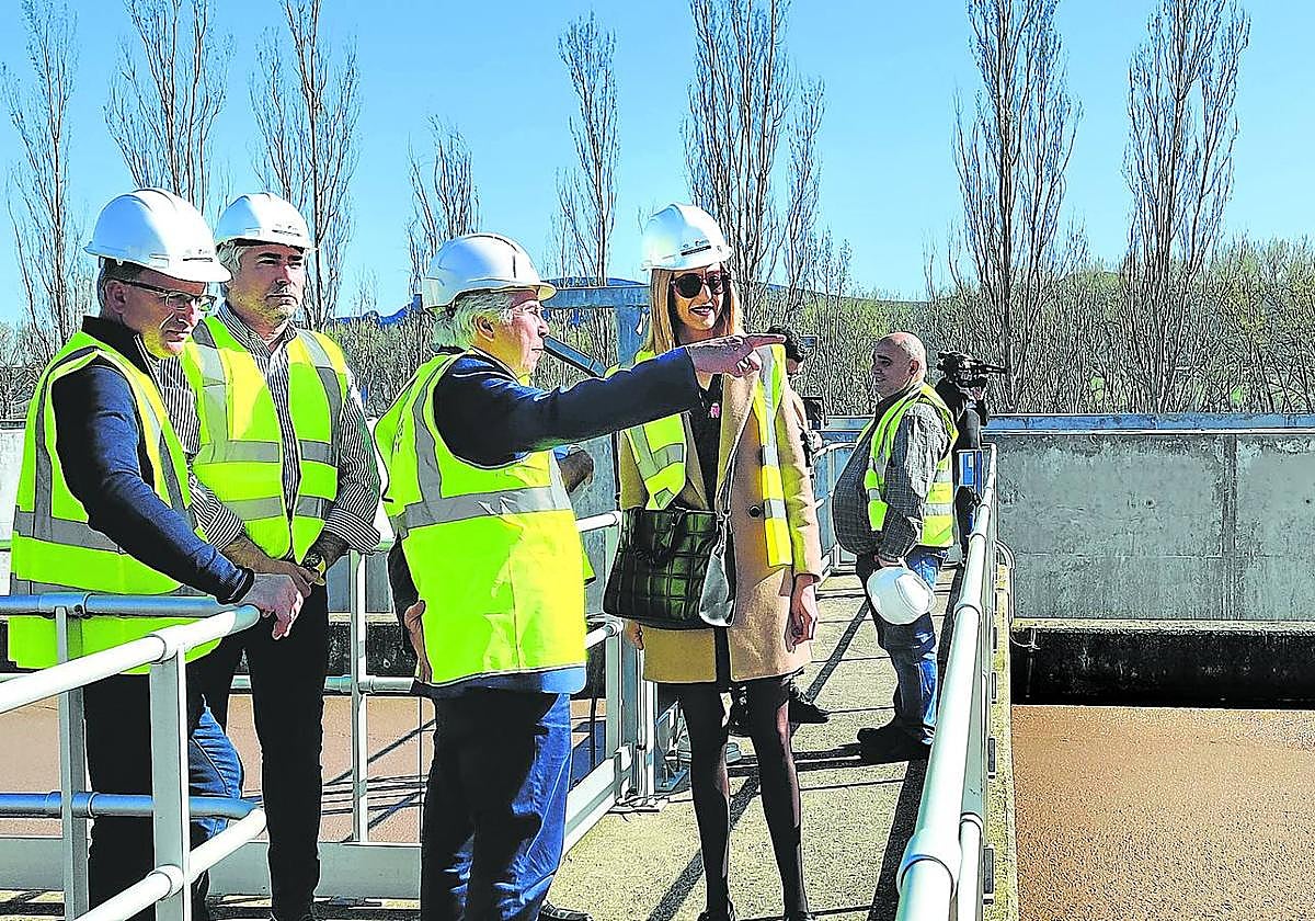La alcaldesa recorrió la EDAR para conocer el avance de las obras. El decantador secundario ya esta listo y la excavación del tanque de tormentas, también.