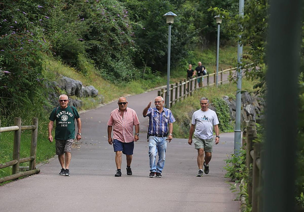 Vecinos recorren el bidegorri.