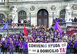 Protesta de las trabajadoras de ayuda a domicilio en el Ayuntamiento.